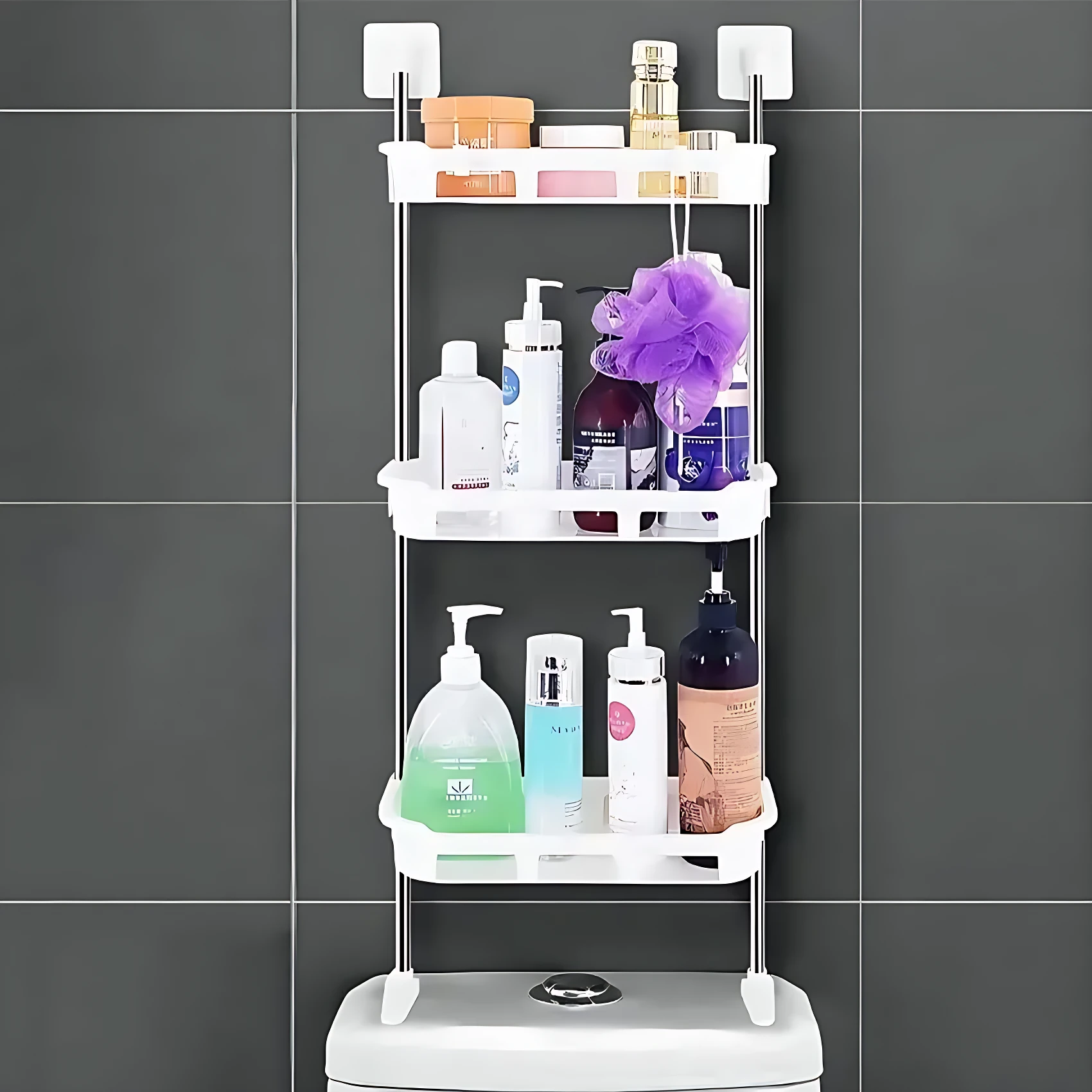 Organizador de baño de tres niveles en blanco, montado sobre cisterna, con estantes que contienen botellas de jabón, champú y accesorios de aseo.