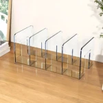Organizador de bolsos transparente con cuatro divisiones, sobre superficie de madera clara.