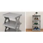 Organizador de zapatos de cuatro niveles en color gris, con estructura de diseño curvo y estantes horizontales para almacenamiento vertical.
