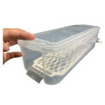 Organizador de nevera transparente de 2000 ml con rejilla interna para descongelar alimentos, mostrando su interior y tapa ajustable.
