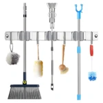 Organizador de pared cromado con cinco ganchos, sostiene escoba, cepillo de baño, trapo, cepillo de limpieza y escobilla azul.