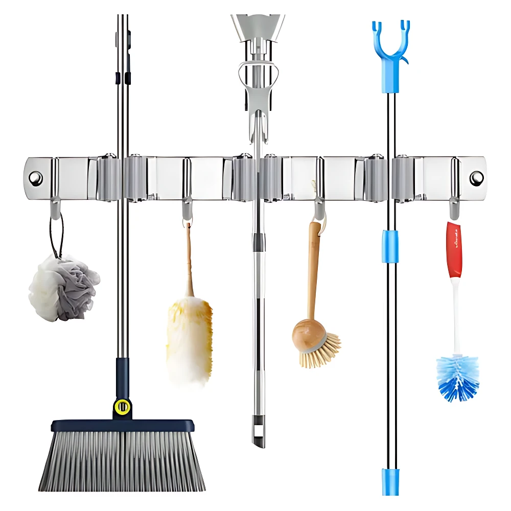 Organizador de pared cromado con cinco ganchos, sostiene escoba, cepillo de baño, trapo, cepillo de limpieza y escobilla azul.