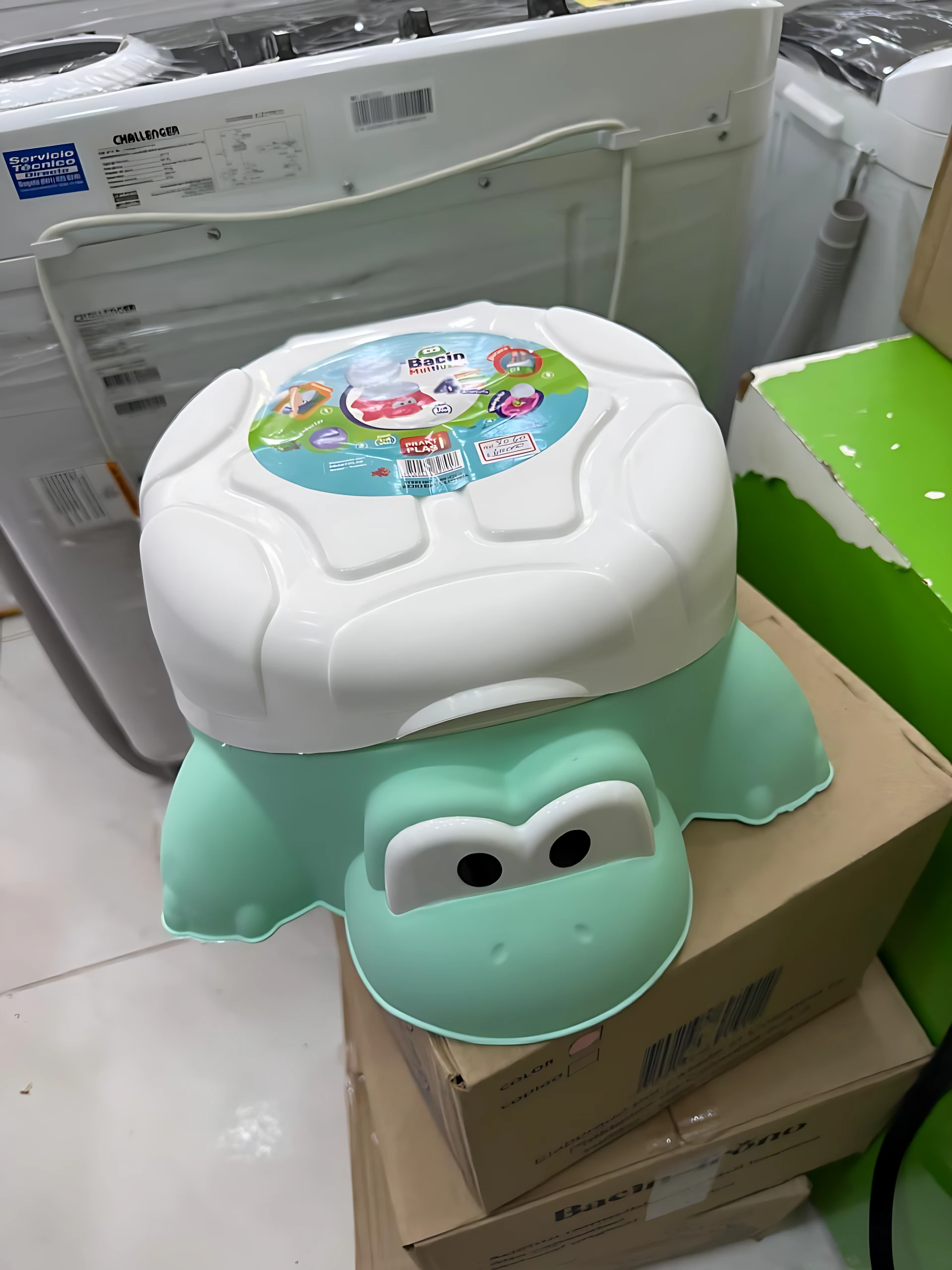 Orinal para bebé en forma de tortuga, color verde menta con tapa blanca. Diseño amigable con ojos grandes y caparazón decorado. Ideal para entrenamiento en control de esfínteres.