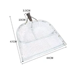 Pala tamizadora galvanizada con malla metálica, mango ergonómico y dimensiones de 47 cm de altura, 44 cm de ancho y 10 cm de profundidad en la base.
