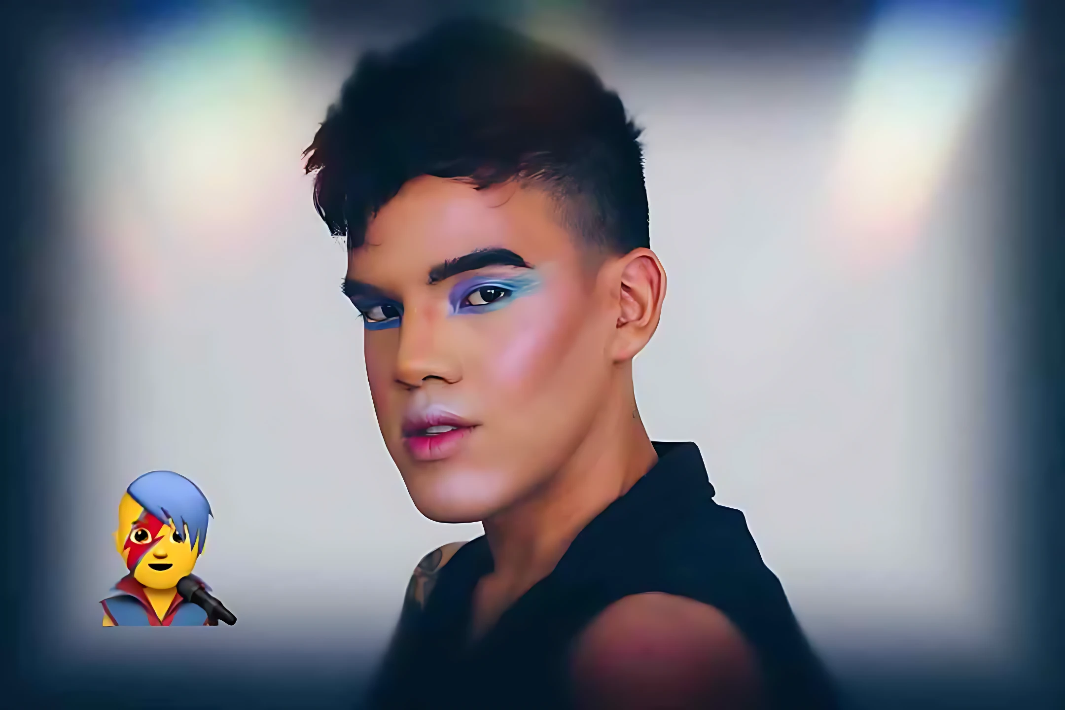 Retrato de modelo con maquillaje facial detallado en azul y blanco, usando paleta artística 32g para diseños faciales.