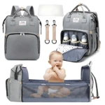 Pañalera morral gris con cambiador integrado, incluye organizador de biberones, pañales y accesorios para bebé.