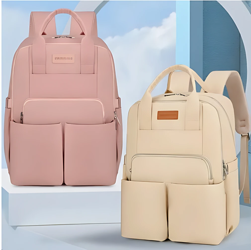 Pañalera Oxford en rosa y beige, con compartimentos frontales y asas superiores, ideal para organizar equipaje de bebé.
