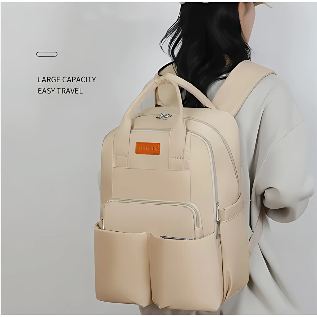 Pañalera Oxford color crema con compartimentos térmicos, vista trasera de modelo usando la mochila.