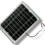 Panel solar Vipsp de 10 W con marco blanco y celdas negras, conectado por cables con pinzas rojas y negras para cargar dispositivos electrónicos.