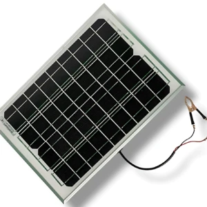 Panel solar Vipsp de 10 W con marco blanco y celdas negras, conectado por cables con pinzas rojas y negras para cargar dispositivos electrónicos.