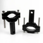 Dos bases de abrazadera TK-01A en aluminio negro con sujeción dentada, vistas desde arriba y lateral, mostrando tornillos y orificio central.