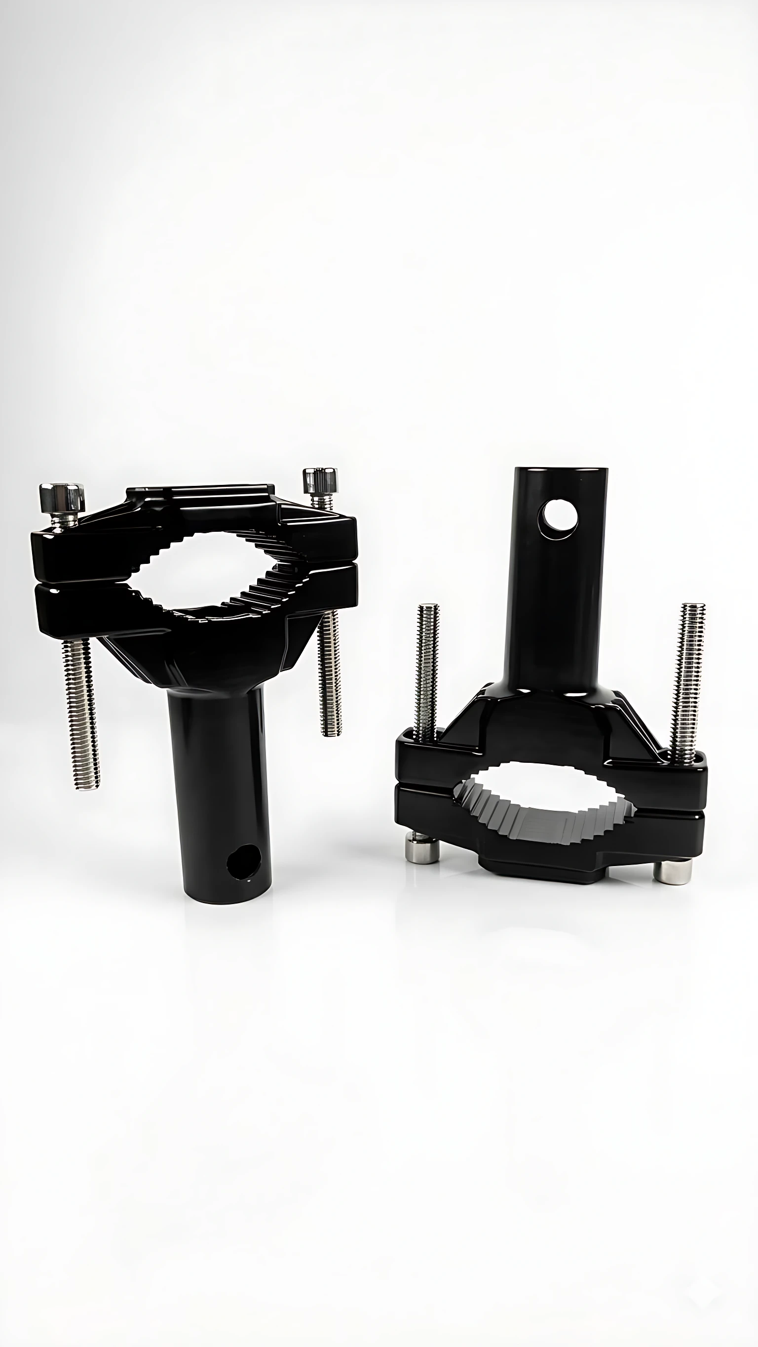 Dos bases de abrazadera TK-01A en aluminio negro con sujeción dentada, vistas desde arriba y lateral, mostrando tornillos y orificio central.