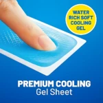 Parche de gel azul para alivio de migraña, con textura suave y diseño rectangular; dedo presionando la superficie para mostrar su consistencia refrescante.