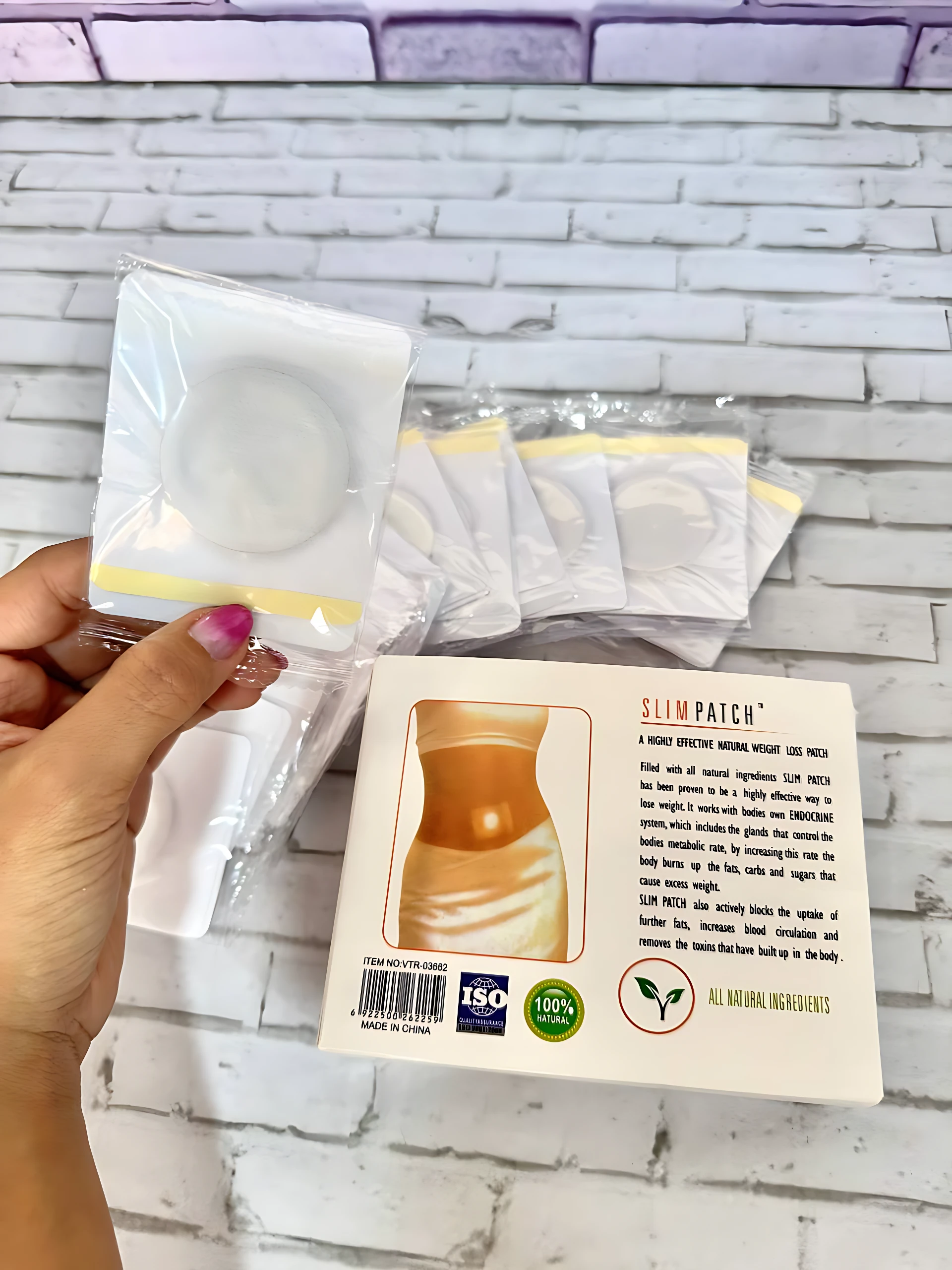 Set de dos parches Slim Patch reductores corporales, presentados en empaque individual con de aplicación abdominal y sello de ingredientes naturales.