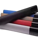 Barra de sonido B28 en color negro, con luces LED RGB y graves potentes, mostrando variante en caja con colores azul, beige, rojo y gris.