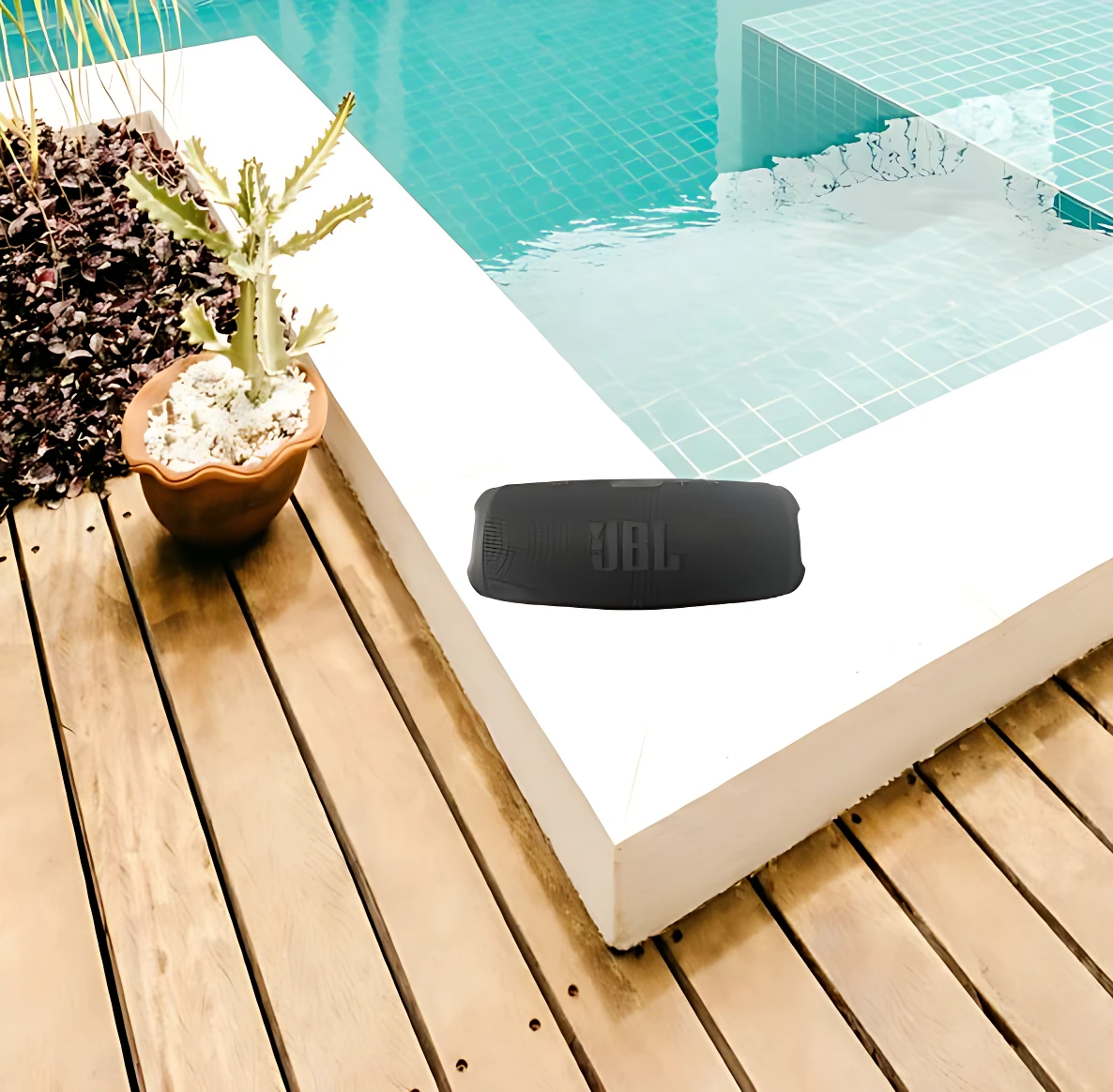 Parlante JBL Charge 5 negro sobre borde de piscina con plantas decorativas, ideal para uso al aire libre.