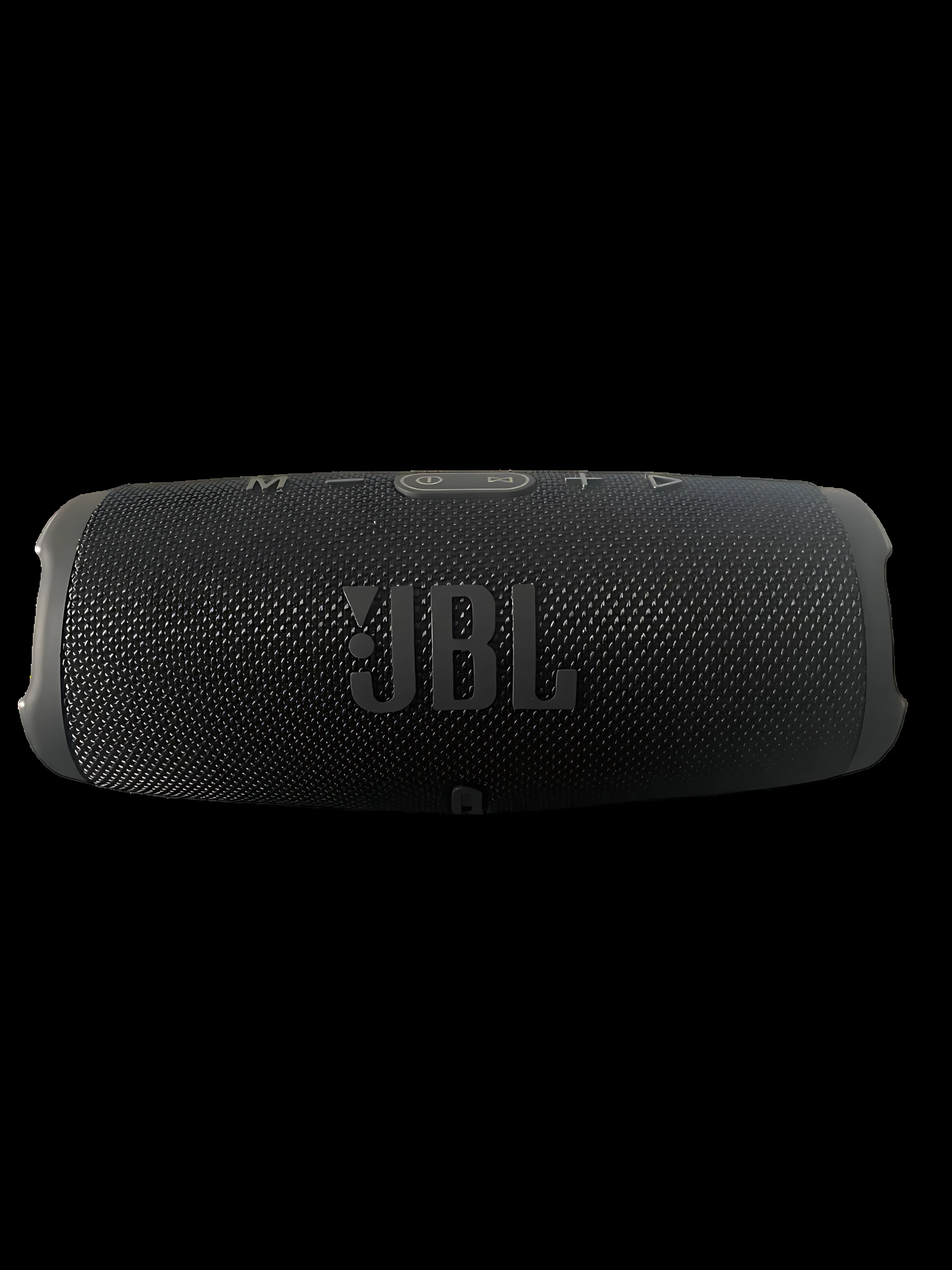 Parlante JBL Charge 5 negro con rejilla texturizada y controles visibles en la parte superior, sobre fondo negro.