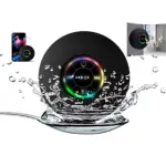 Parlante negro resistente al agua con luces RGB y controles táctiles, mostrando salpicaduras y conexión con smartphone.
