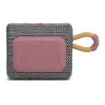 Altavoz JBL Go 3 en color rosa con carcasa tejida gris y asa de cuerda beige, mostrando su diseño compacto y resistente al agua.