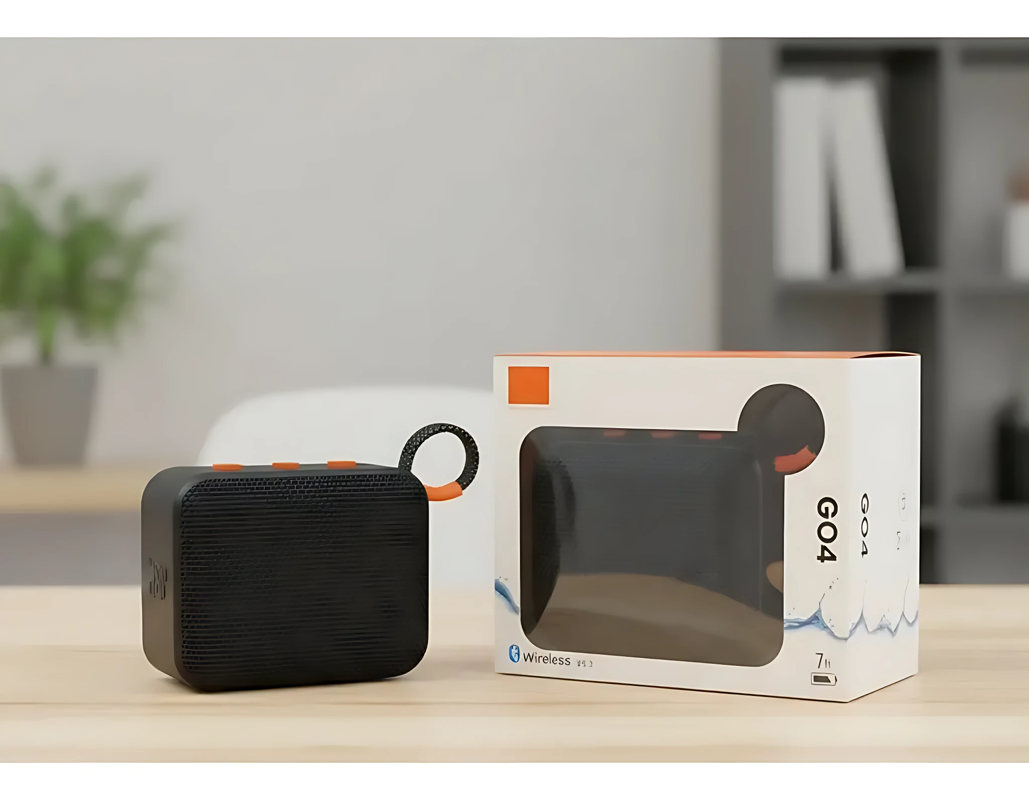 Parlante Bluetooth G04 negro compacto con asa naranja, junto a su caja de venta al por menor sobre superficie de madera.