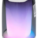 Parlante Bluetooth con luces LED reactivas en tonos morados y rosas, diseño cilíndrico con base blanca y controles táctiles visibles.