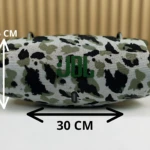 Altavoz JBL Xtreme 4 en patrón camuflaje verde y negro, con dimensiones de 30 cm de ancho y 15 cm de alto.