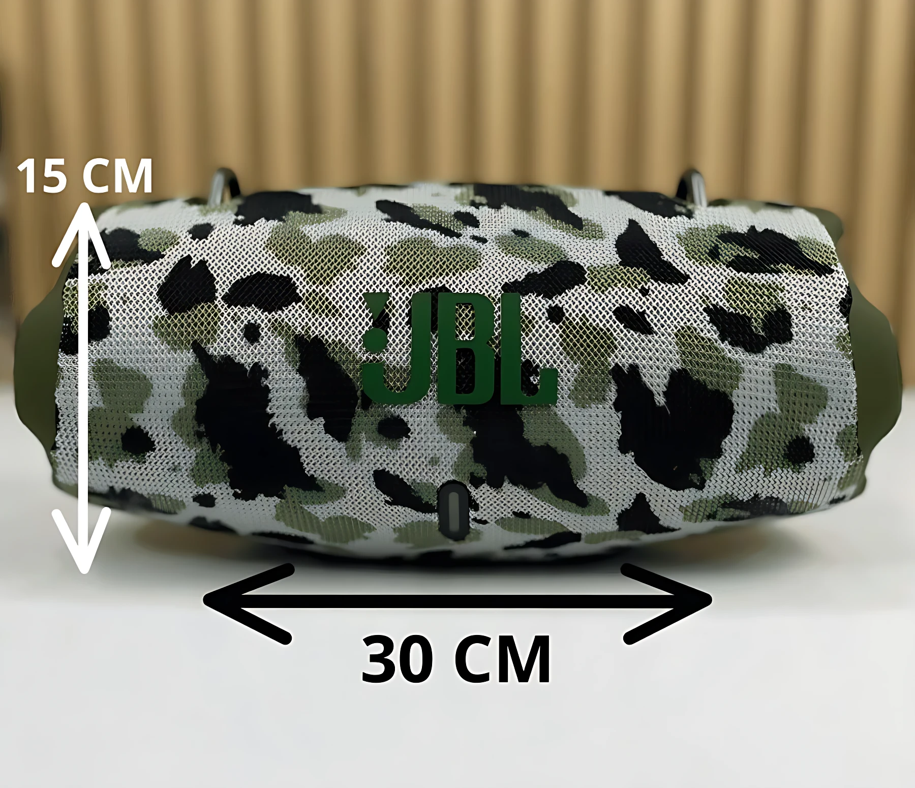 Altavoz JBL Xtreme 4 en patrón camuflaje verde y negro, con dimensiones de 30 cm de ancho y 15 cm de alto.