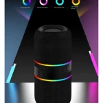 Parlante Bluetooth M25 negro con luces RGB multicolor en anillo inferior, sobre fondo oscuro con efectos de luz proyectada.