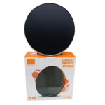 Parlante Bluetooth M26 negro circular sobre caja naranja y blanca, con luces LED visibles en borde inferior.