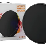 Parlante inalámbrico M26 negro con aro de luces LED multicolor, mostrado junto a su caja blanca con del producto y detalles de marca.