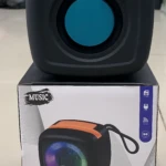 Parlante inalámbrico negro con detalles naranjas, modelo X-911, sobre su caja de venta al por menor.