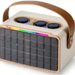 Parlante Bluetooth portátil color crema con asa de cuero, rejilla frontal y luces LED multicolor en la parte superior.