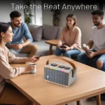 Parlante Bluetooth portátil gris con luces LED multicolor y asa de cuero, sobre mesa de madera en sala con grupo de amigos usando controles remotos.