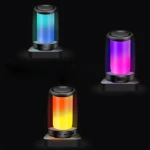 Tres parlantes Bluetooth Remax con luces LED en colores azul, magenta y naranja, mostrando diferentes tonos de iluminación.