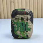 Parlante JBL Wind 3S en funda de camuflaje verde y beige, con pantalla LED roja mostrando el número 73.