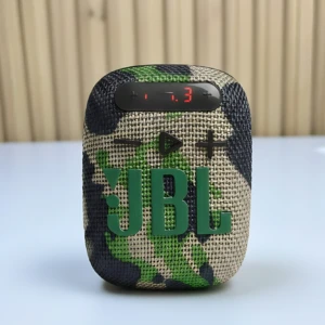 Parlante JBL Wind 3S en funda de camuflaje verde y beige, con pantalla LED roja mostrando el número 73.