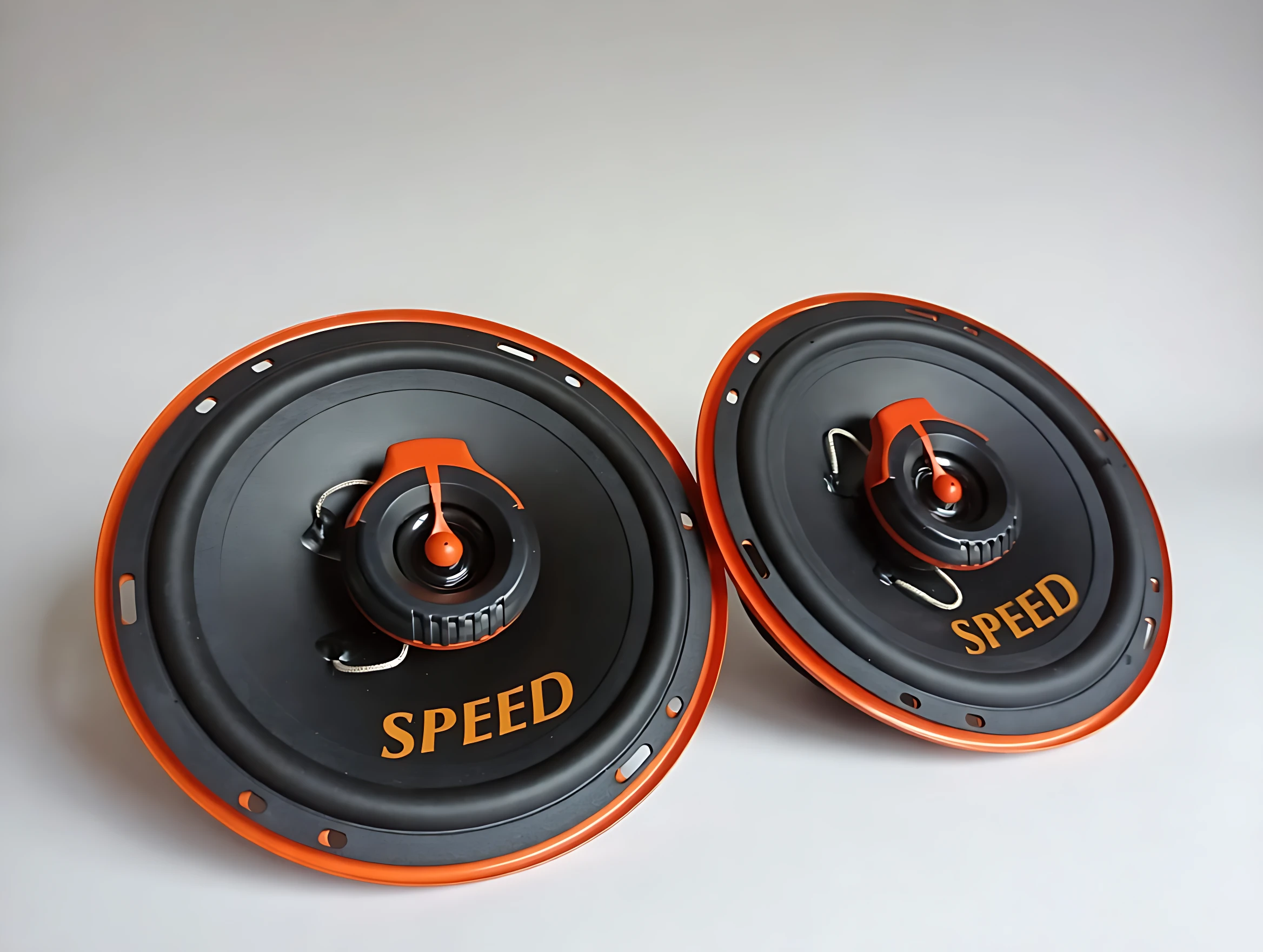 Dos parlantes automotrices de 6.5 pulgadas, color negro con detalles en naranja, marca SPEED, montados sobre fondo blanco.