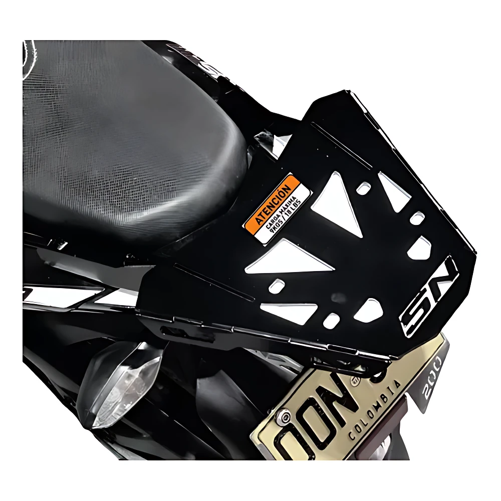 Parrilla trasera de acero negro con diseño de corte angular, montada en motocicleta NS 150 160 o 200, protege asiento y chasis contra impactos. Incluye etiqueta de advertencia en naranja y placa de matrícula visible.