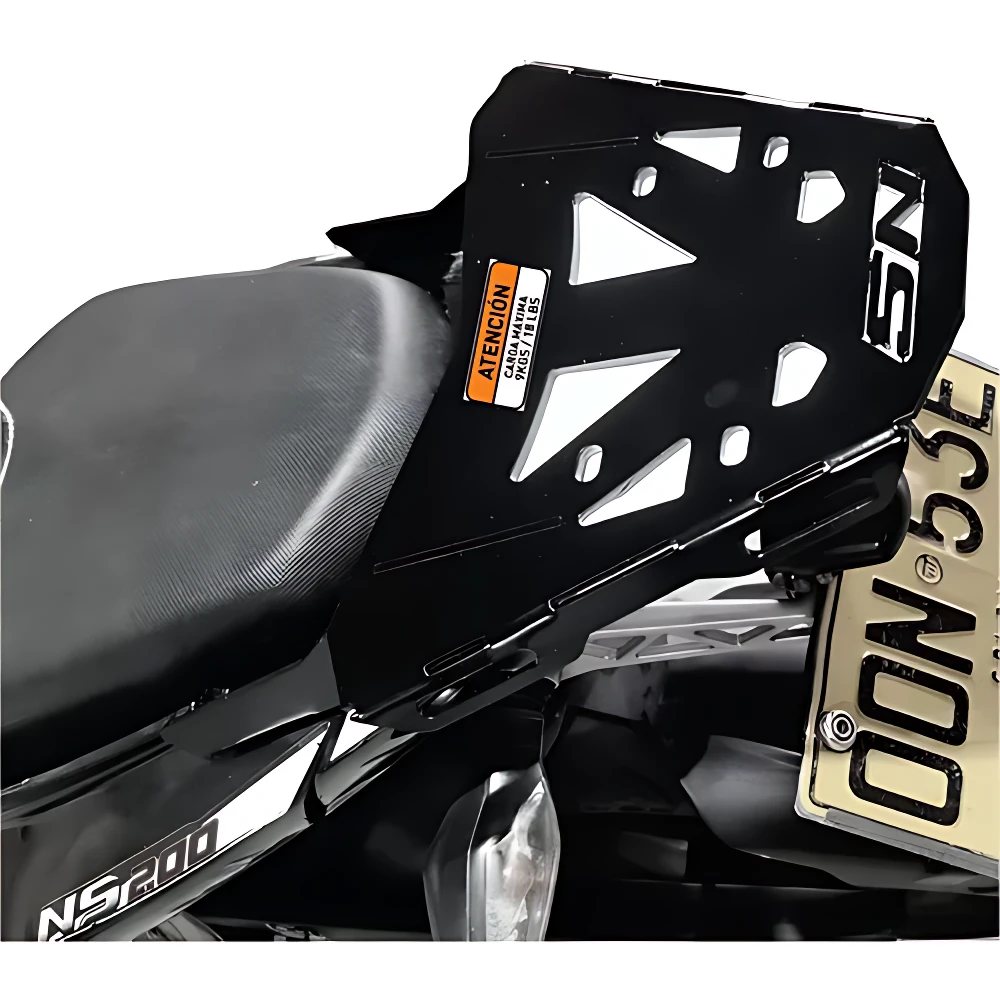 Parrilla trasera de acero negro con diseño de cortes triangulares, montada en moto NS 150, protege asiento y chasis contra impactos.
