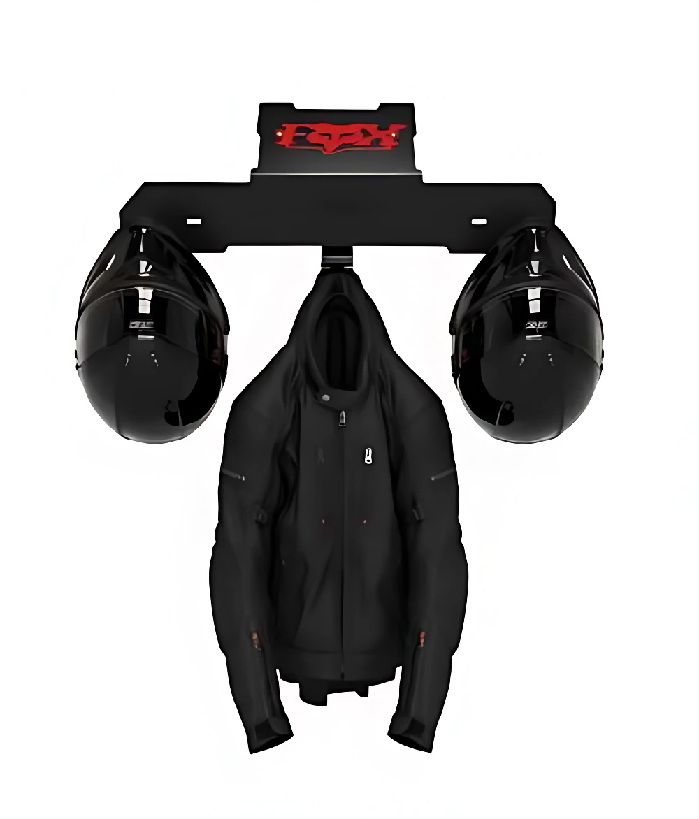 Soporte de pared negro con logo rojo, mostrando dos cascos integrales colgados a los lados y una chaqueta de cuero en el centro.