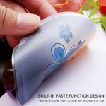 Pegatina pared 3D de jarrón con rosas azules, diseño floral en tonos pastel, aplicación adhesiva sin dañar superficies.