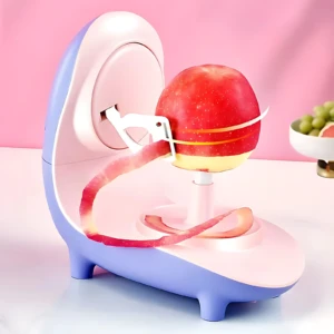 Pelador automático eléctrico en azul claro y blanco, pelando una manzana roja sobre base giratoria, con piel cayendo en espiral; fondo rosa suave.