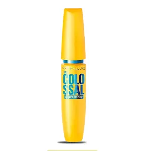 Máscara de pestañas Maybelline Colossal en presentación amarilla con tapa cónica, etiqueta frontal con tipografía azul y blanco, diseño vertical sobre fondo blanco.