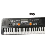Teclado electrónico negro de 61 teclas para niños, con panel de control, dos altavoces, botones de función y cable de alimentación incluido.