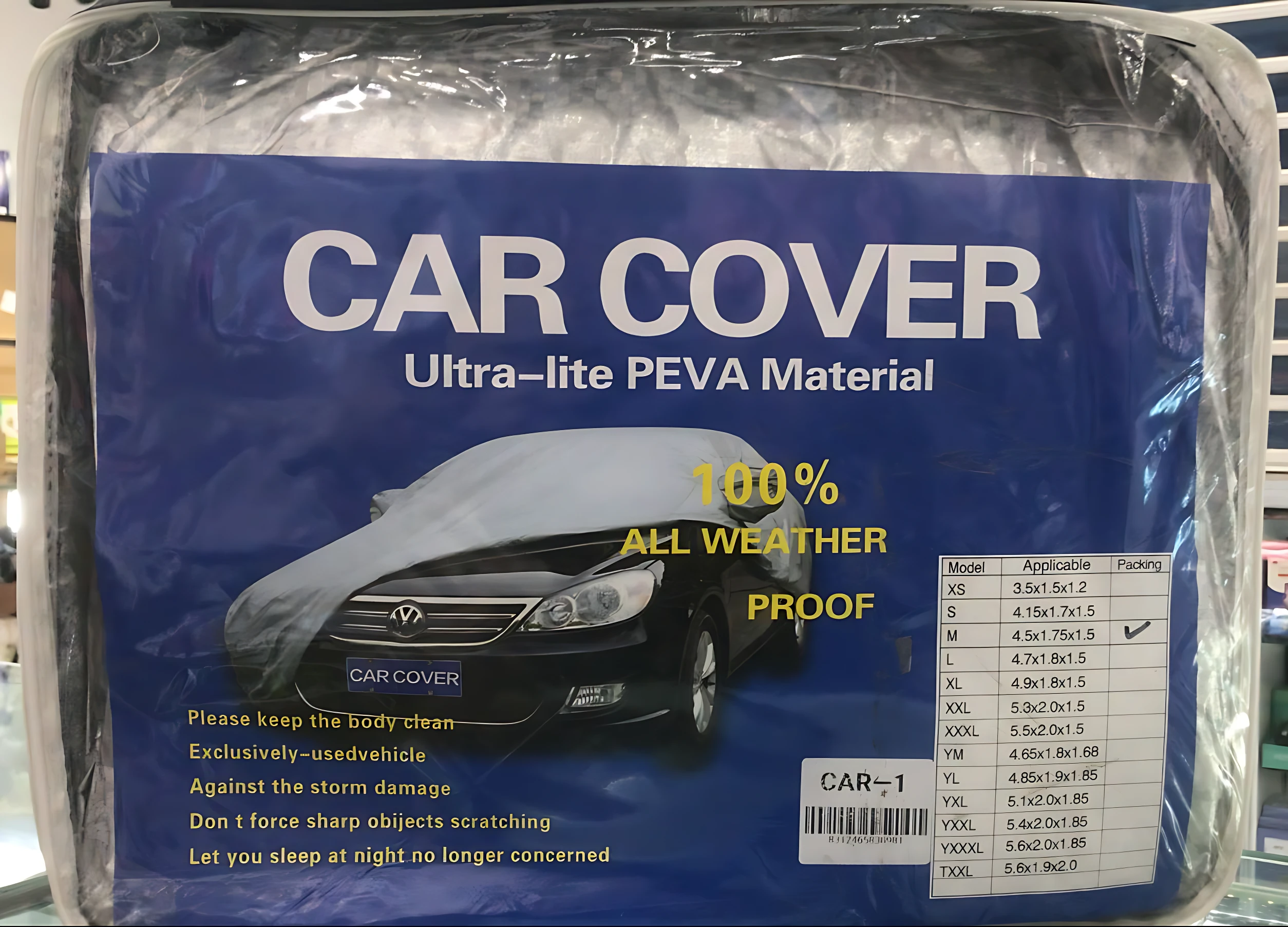Funda carro PEVA ligera en empaque azul con etiqueta de tallas y tabla de medidas, muestra auto cubierto para protección contra clima y arañazos.