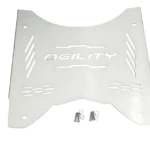 Piso Agility de acero inoxidable para scooter, con diseño perforado y logotipo grabado, acompañado de cuatro tornillos de montaje.