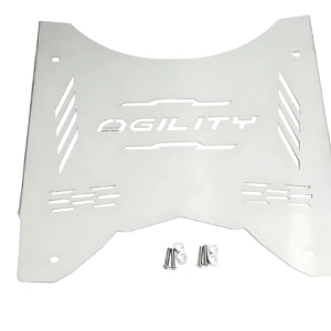 Piso Agility de acero inoxidable para scooter, con diseño perforado y logotipo grabado, acompañado de cuatro tornillos de montaje.