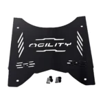 Piso protector Agility en acero inoxidable para scooter, color negro mate con diseño de ventilación y logotipo grabado, incluye tornillos y soportes de montaje.