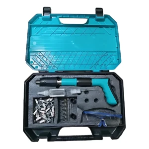 Pistola de clavos manual silenciosa en caja abierta, con mango azul turquesa, accesorios incluidos y organizador de clavos.