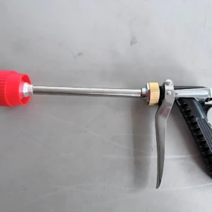Pistola pulverizadora con mango negro, gatillo metálico y boquilla roja; incluye difusor ajustable para aplicación precisa en cultivos.